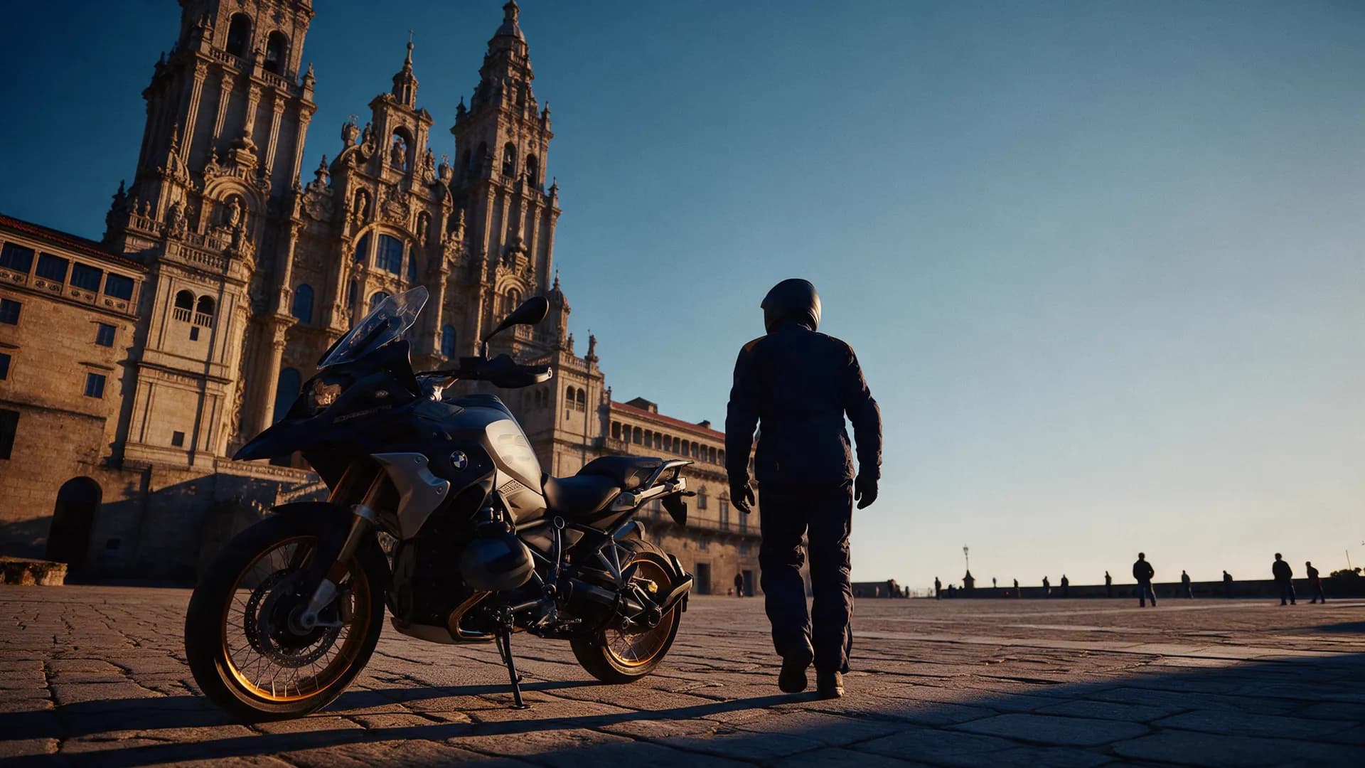 Piloto caminhando da moto em direção à catedral de Santiago de Compostela ao entardecer